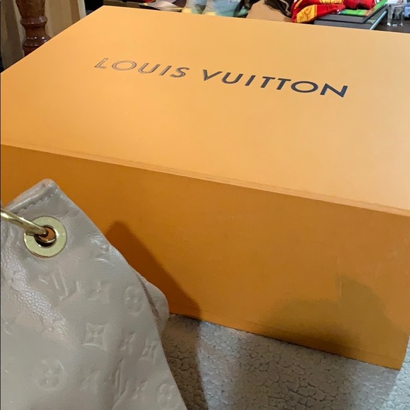 Authentic Louis Vuitton Artsy MM - Picture 9 of 13